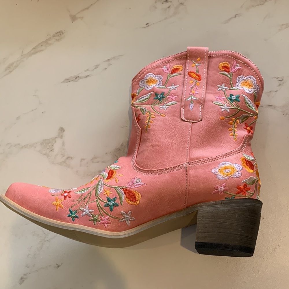Heelchic Women’s Vintage Western Ankle Boots W/Embroidered Flowers - Picture 4 of 6